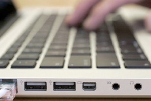 A furat un laptop dintr-o societate